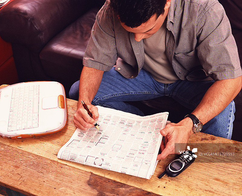 男人在报纸上阅读分类广告图片素材