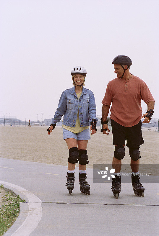 情侣滑旱冰图片素材