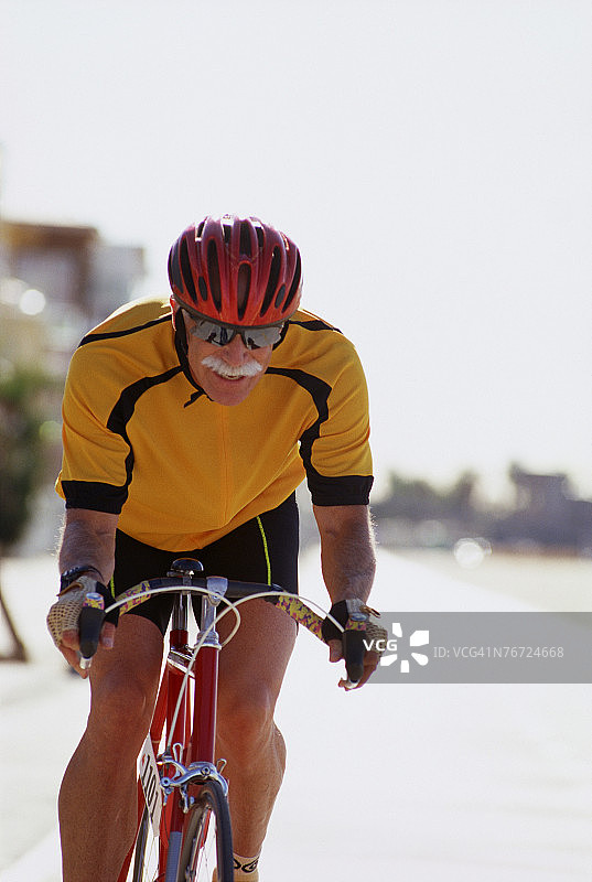 人骑自行车图片素材