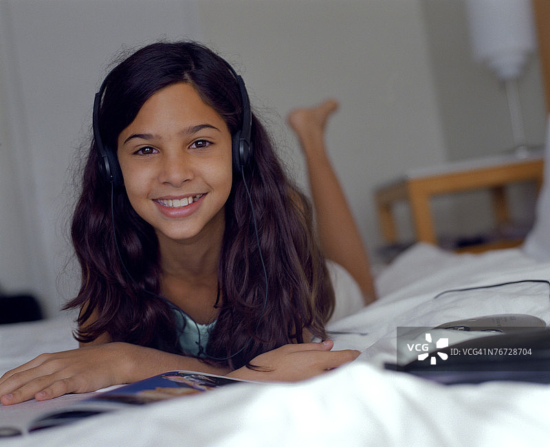 女孩戴着耳机听音乐图片素材