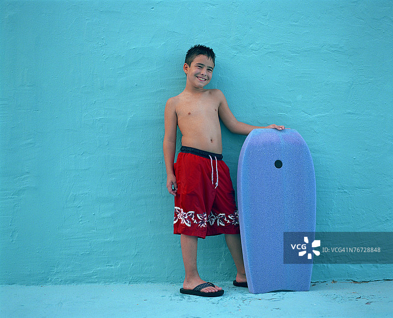 带趴板的男孩图片素材