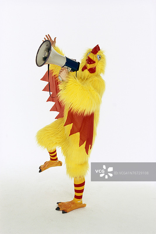 穿着小鸡服装的人拿着扩音器图片素材