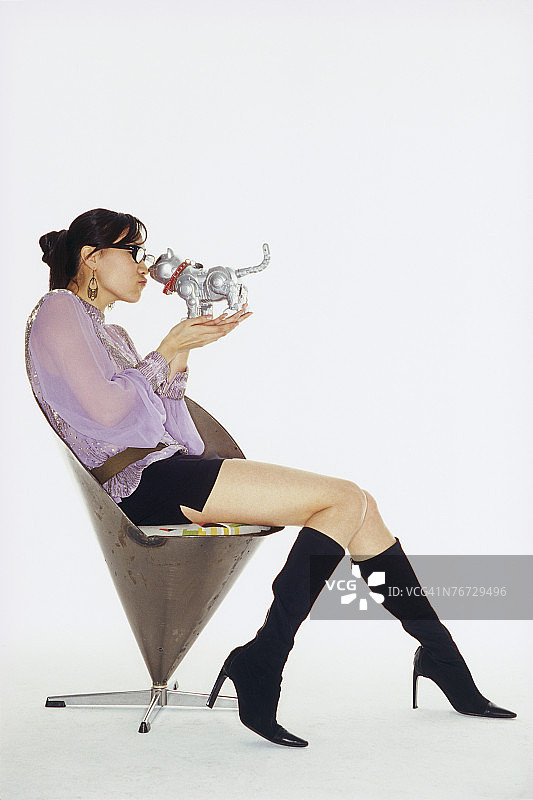 女人亲吻机器人宠物图片素材