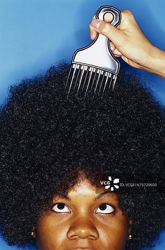 正在做头发护理的女人图片素材