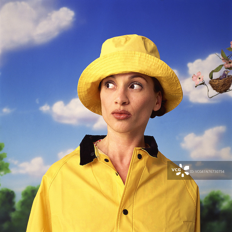 穿雨衣的女人图片素材