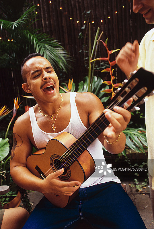 男人弹吉他唱歌图片素材