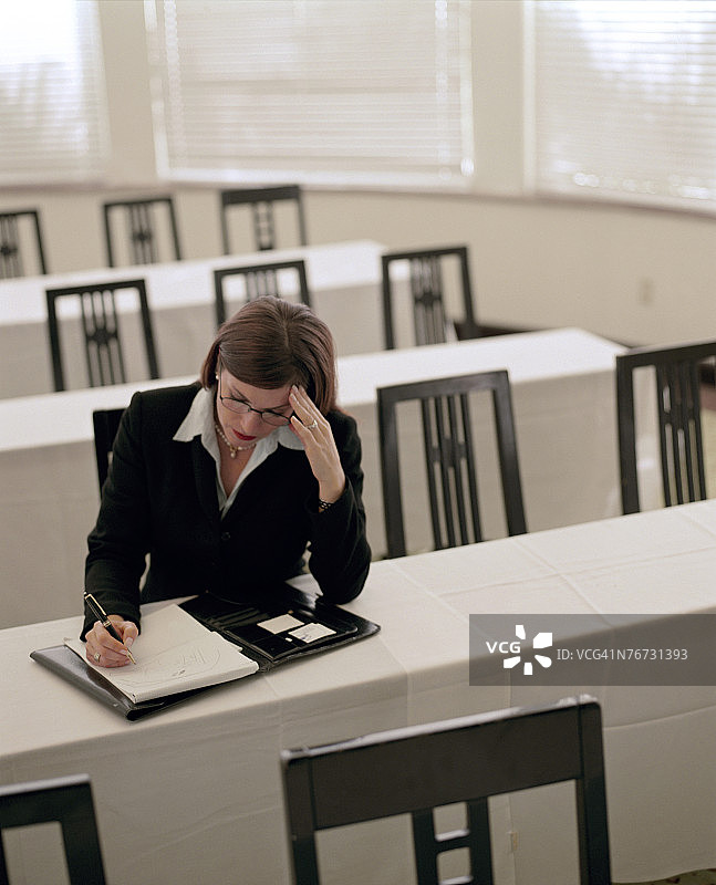 酒店会议室里的女商人图片素材