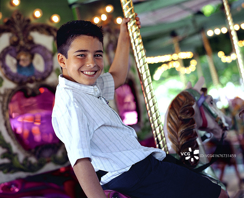 旋转木马上的男孩图片素材