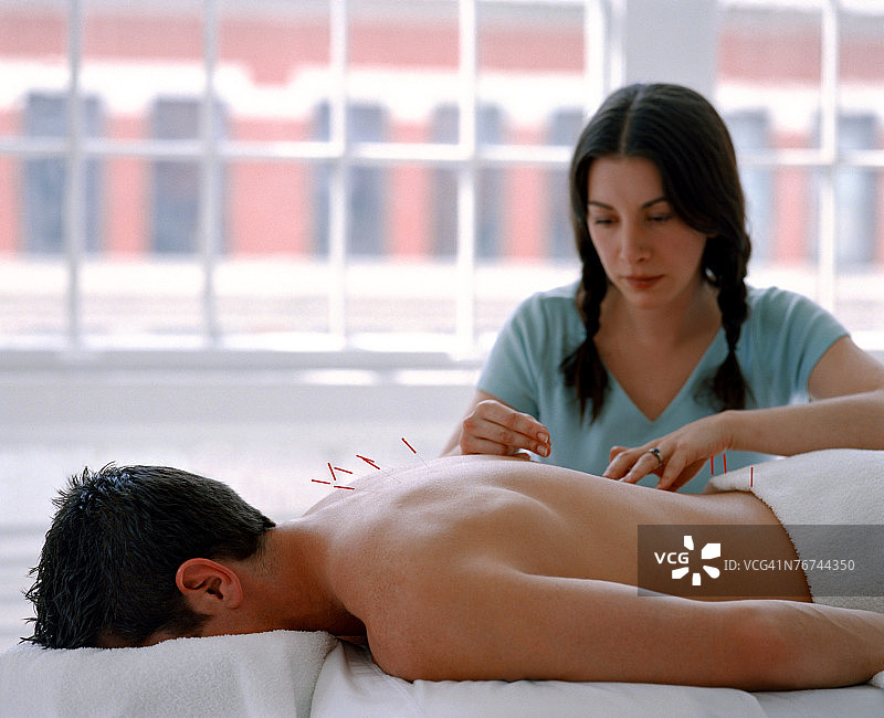 针灸师与患者图片素材