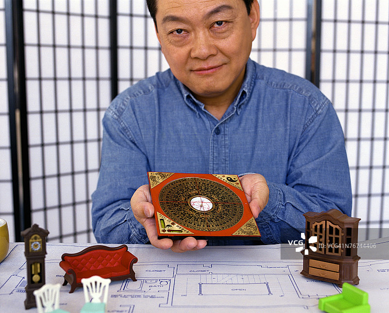 风水顾问手持罗盘图片素材