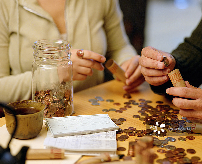 男人和女人整理硬币图片素材