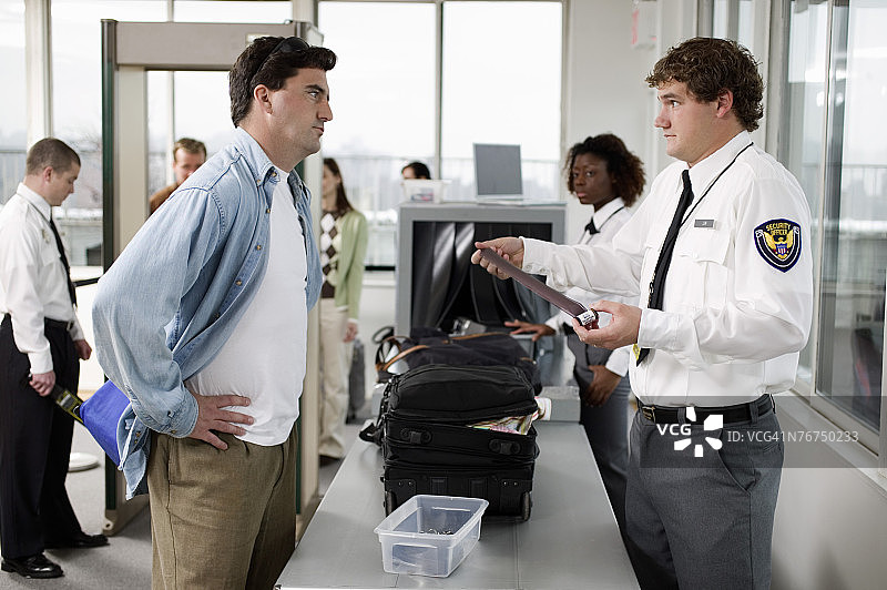 机场的保安和男子图片素材