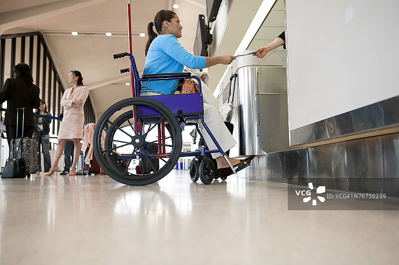 在售票柜台的女人图片素材