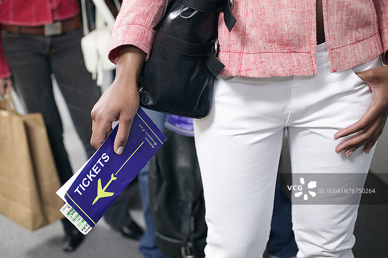 拿着飞机票的女人图片素材
