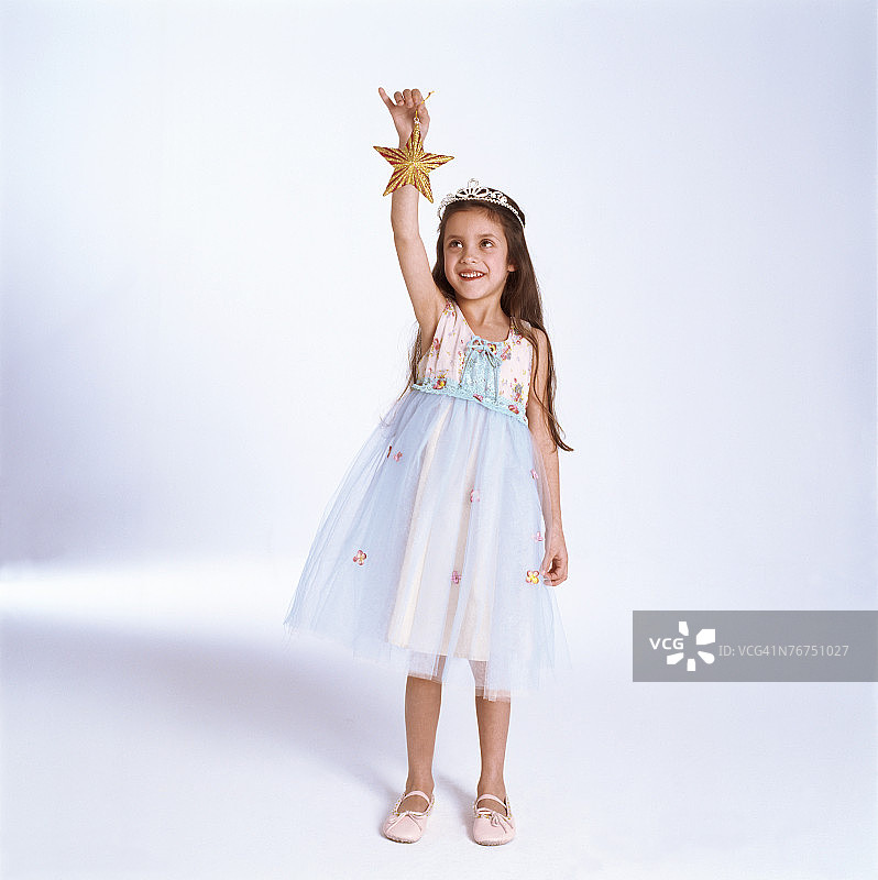 穿着公主裙手持星星的女孩图片素材