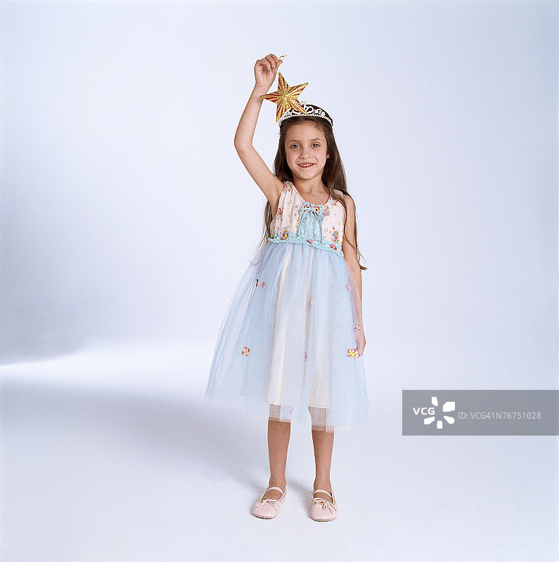 穿着公主裙手持星星的女孩图片素材