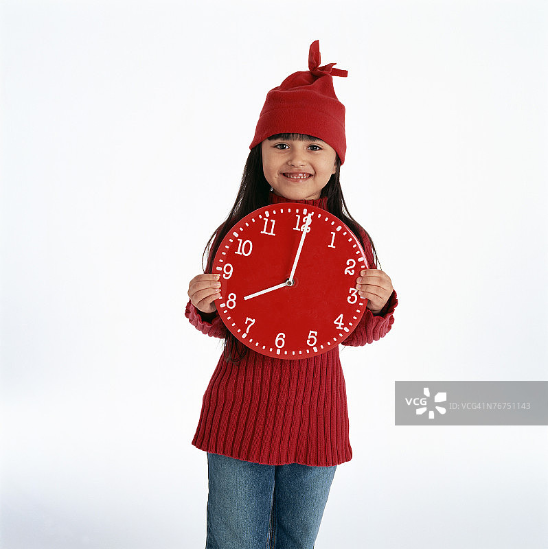 戴着针织帽的女孩和时钟图片素材