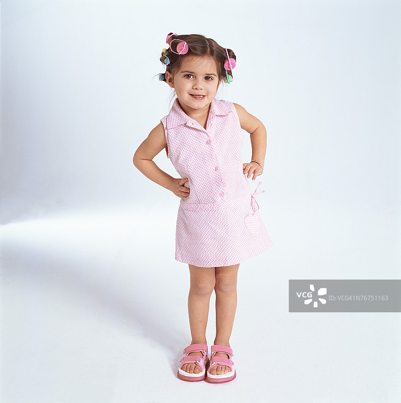 戴着卷发器的女孩图片素材