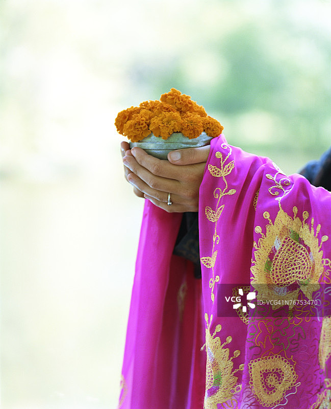 手持鲜花图片素材