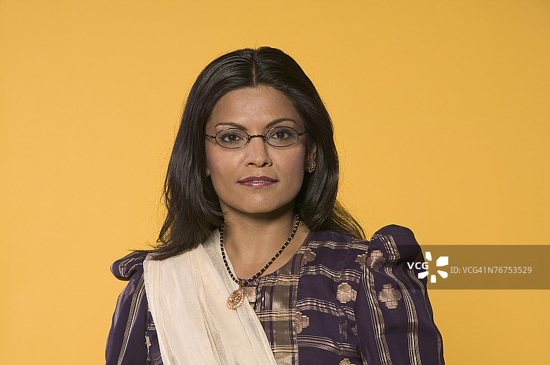 戴眼镜和Salwar-Kameez服装的女人图片素材