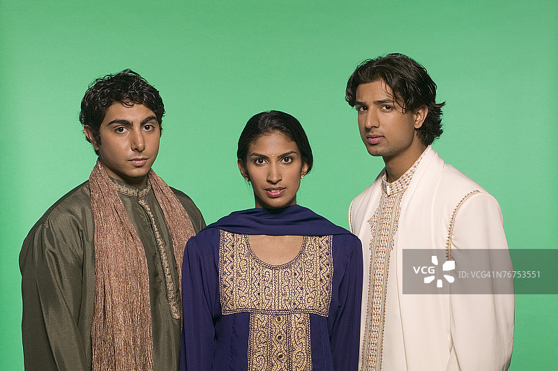 一群身穿印度传统服装的人图片素材