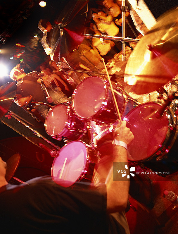 在舞台上打鼓的男人图片素材