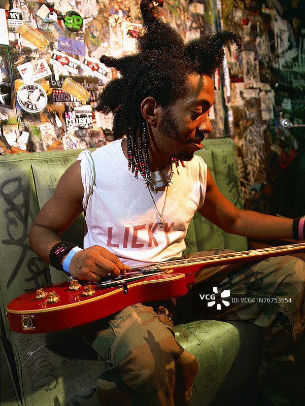 吉他手在后台更换吉他弦图片素材