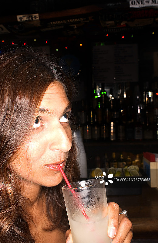 女人在酒吧喝酒图片素材