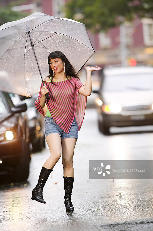 打着雨伞的女人图片素材