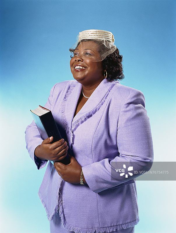 女人紧握圣经图片素材