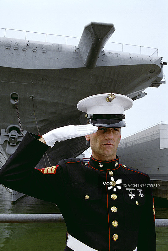 无畏号战列舰的海洋敬礼图片素材