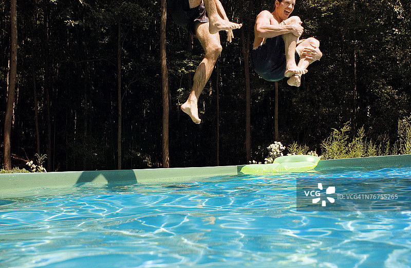 男人跳入游泳池图片素材
