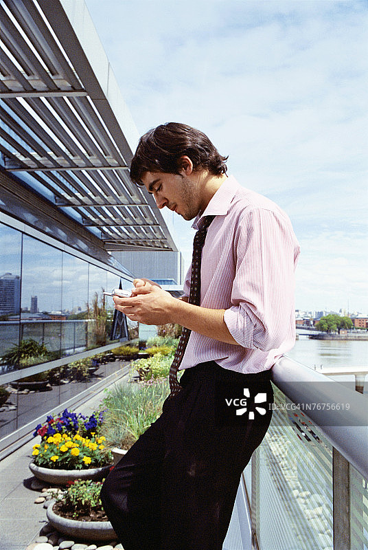 使用PDA的办公室职员图片素材