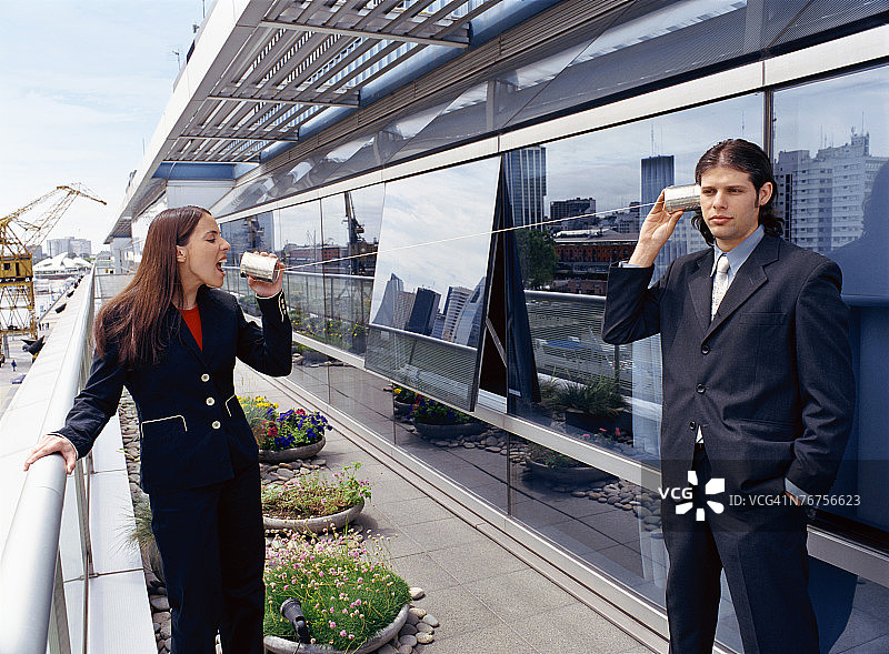 人们用铁罐玩打电话游戏图片素材