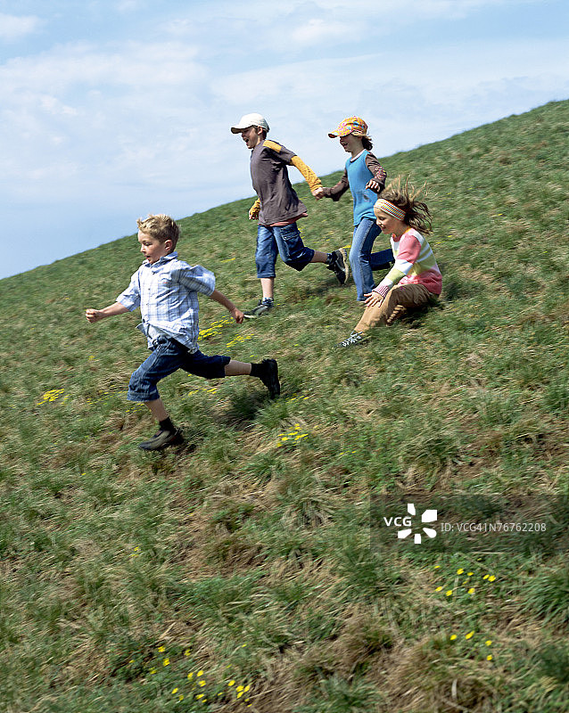 孩子们在山坡上奔跑图片素材