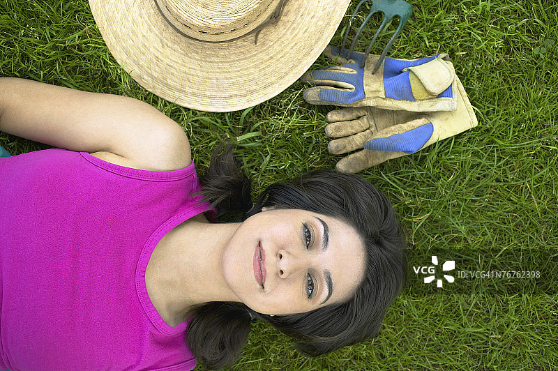 和园艺用品躺在一起的女人图片素材