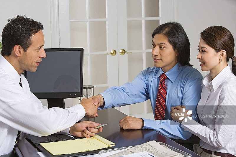 与人握手的商人图片素材