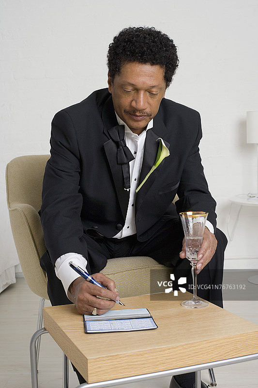 新娘的父亲拿着香槟酒杯并开支票图片素材