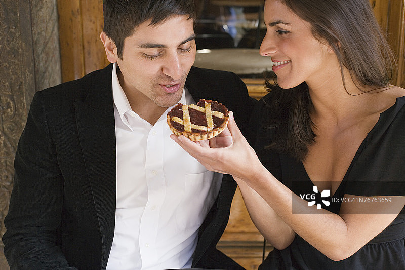 女人喂男人吃馅饼图片素材