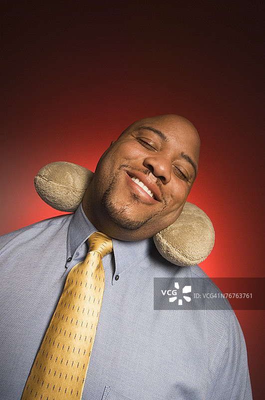 男人使用颈枕睡觉图片素材