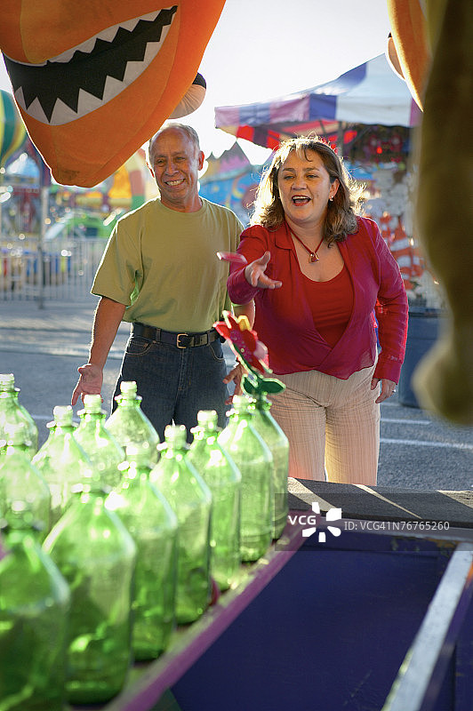 情侣玩嘉年华游戏图片素材