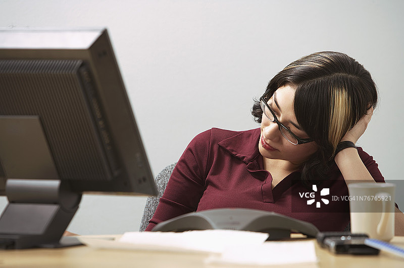 正在参加电话会议的商务女性图片素材