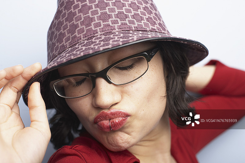 戴帽子摆姿势的女人图片素材