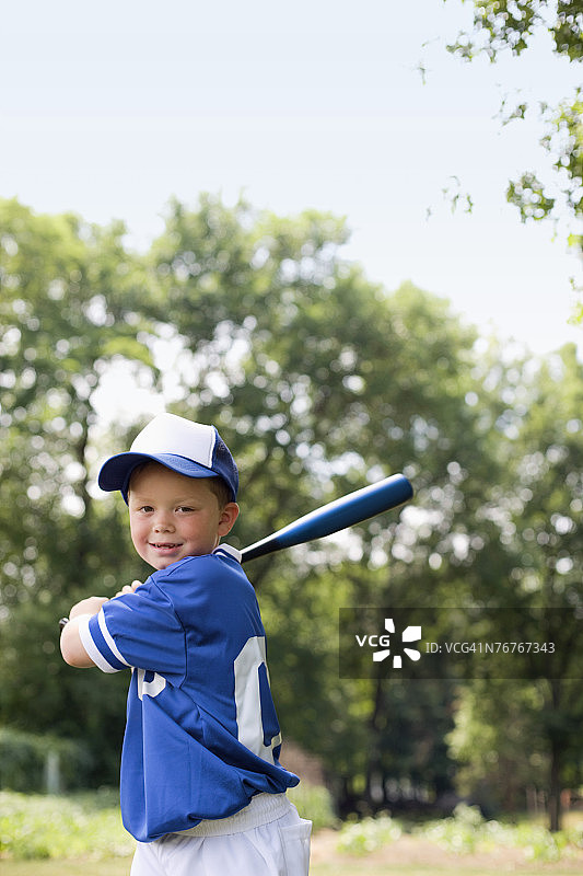 手持球棒的棒球服男孩图片素材