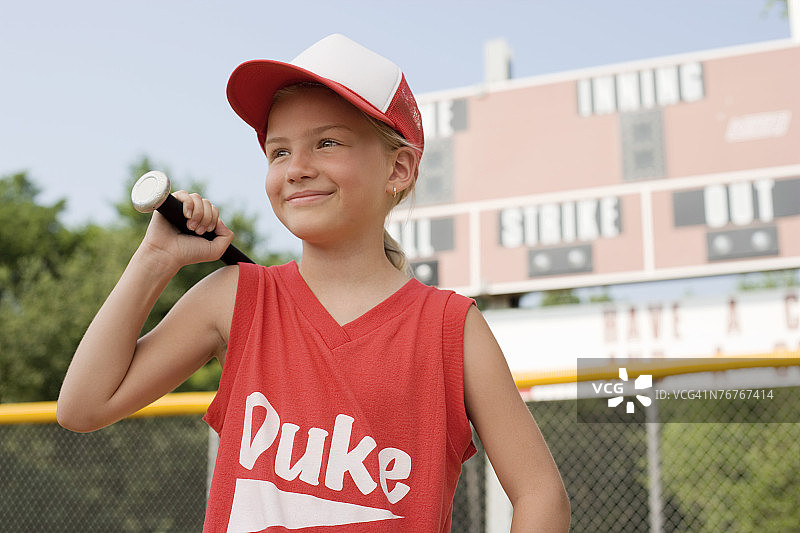 穿垒球服的女孩拿着球棒图片素材