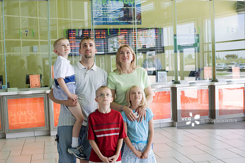 在电影院大厅里的家庭图片素材