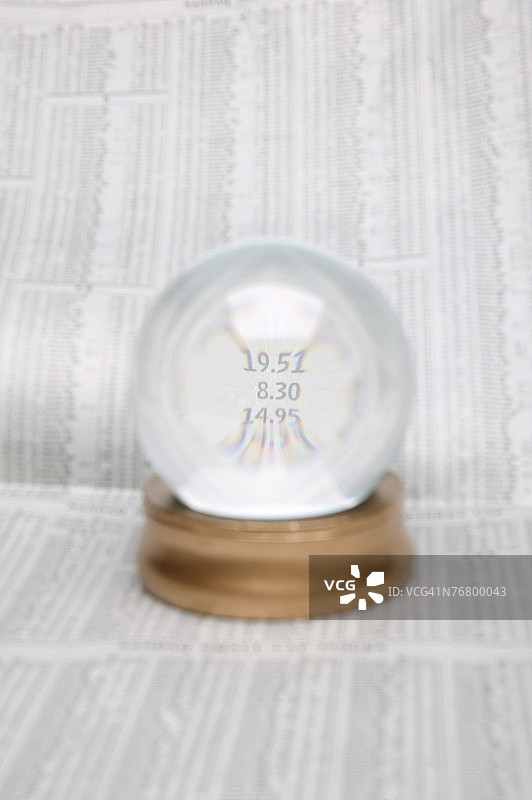 财经报告上的水晶球图片素材