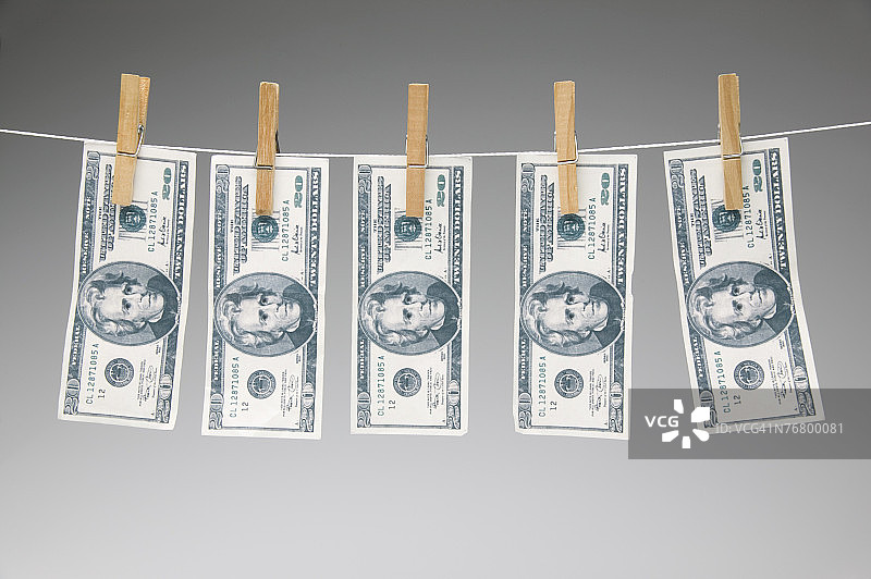 晾衣绳上的美元图片素材