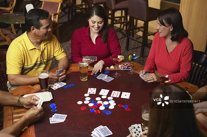 人们在玩扑克图片素材