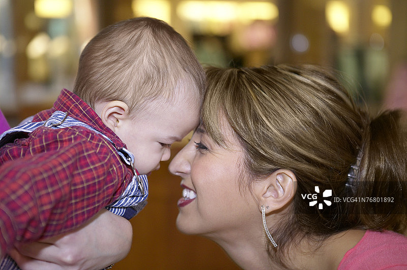母亲和宝宝依偎在一起图片素材